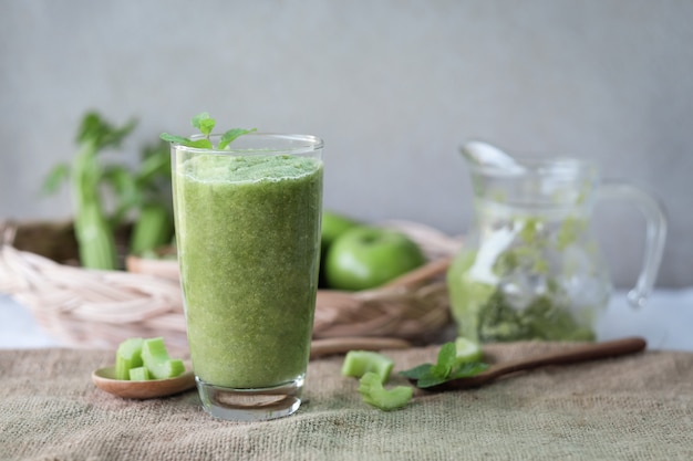 Suco de aipo em vidro para uma alimentação saudável com fibra