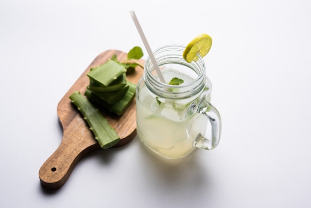 Suco de aloe vera fresco e saudável em um copo