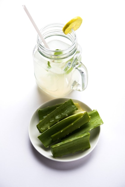 Suco de aloe vera fresco e saudável em um copo