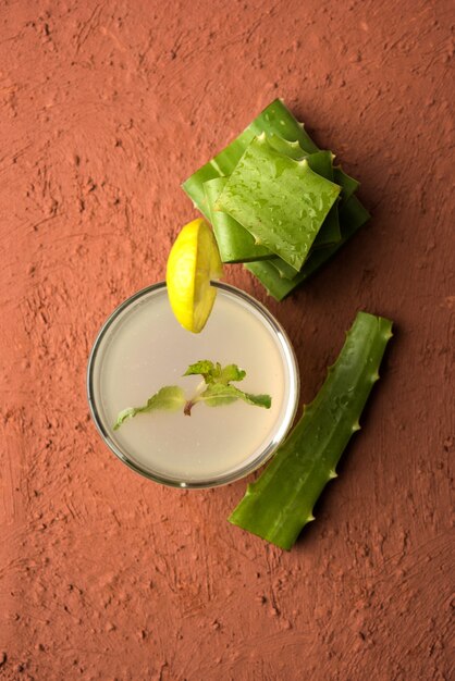 Suco de Aloe vera fresco e saudável em um copo