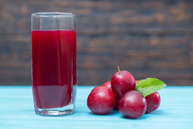 Suco de ameixa espremido na hora em um copo alto