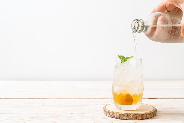 suco de ameixa gelado com refrigerante e hortelã-pimenta