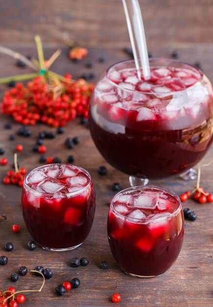 Suco de aronia, bebida refrescante. bebida de festa de verão.