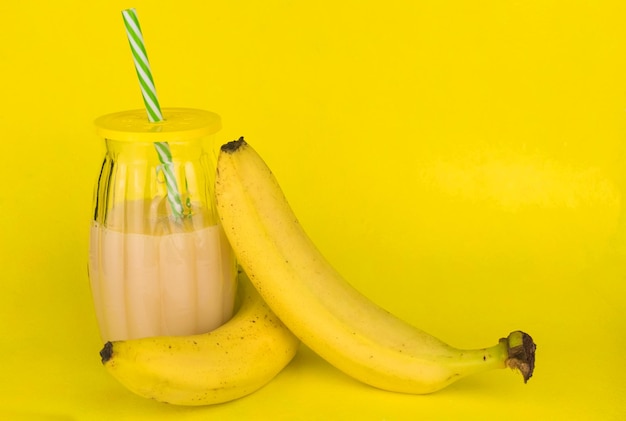 Suco de banana orgânico bebida fundo amarelo brilhante espaço para texto