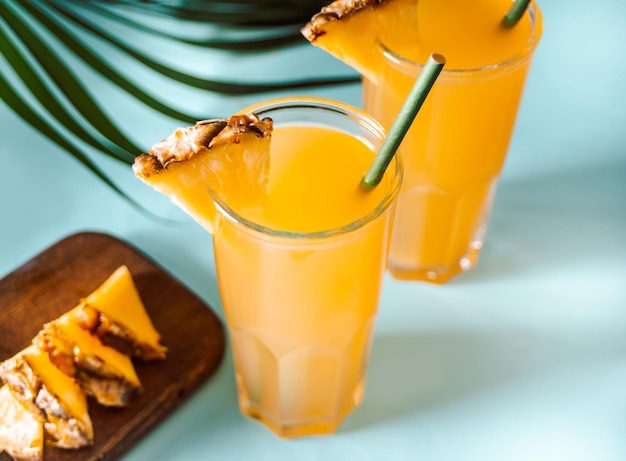 Suco de bebida tropical refrescante de verão ou coquetel com suco de abacaxi e tequila
