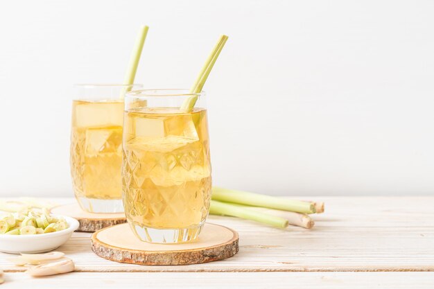 Suco de capim-limão gelado em fundo de madeira