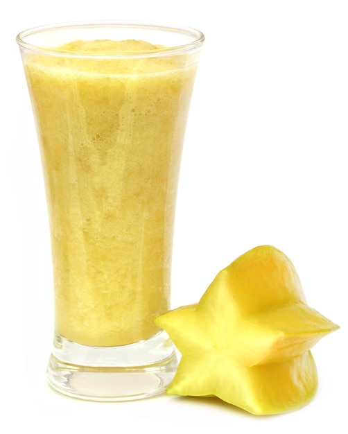 Suco de carambola ou carambola sobre fundo branco