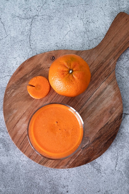 Suco de cenoura caseiro Bebida carregada com a bondade de vitaminas e minerais