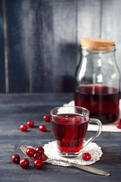 Suco de cereja caseiro doce na mesa na cor de fundo de madeira