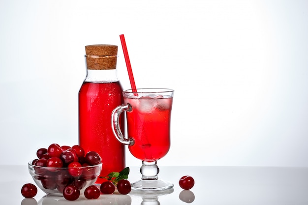 Suco de cereja delicioso e cerejas maduras.