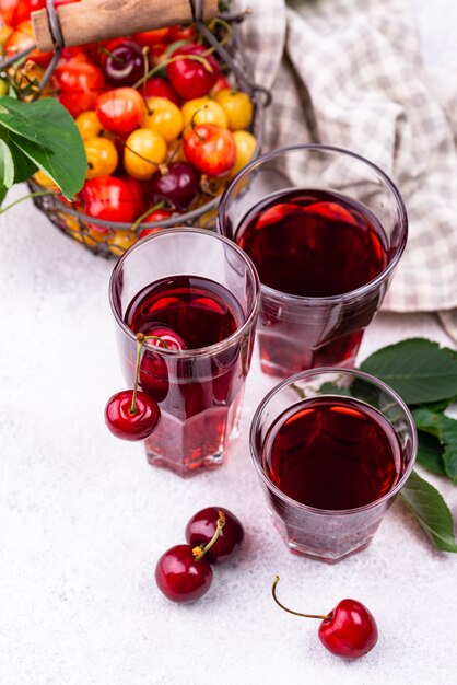 Suco de cereja fresco. Bebida de verão