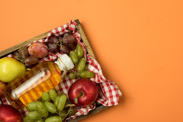 Suco de cidra de maçã ou bebida de frutas em garrafas de frutas de outono cruas O conceito de dieta e perda de peso