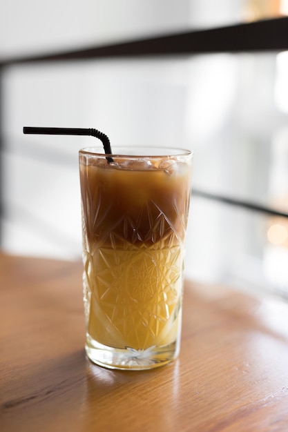 Suco de coquetel frio de café com café na mesa na cafeteria