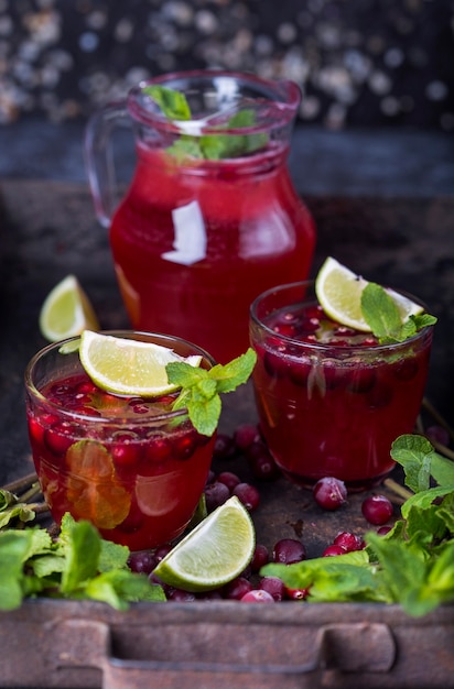 Suco de cranberry fresco em um copo com hortelã fresca e limão