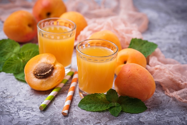 Suco de damasco. Bebida fresca de verão saudável. Foco seletivo