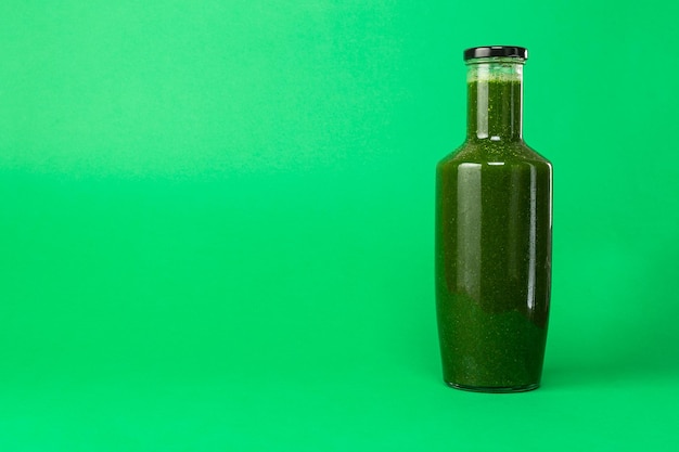 Suco de espinafre de aipo fresco em uma garrafa de plástico Alimentação saudável Dieta de suco de desintoxicação