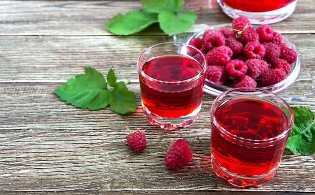 Suco de framboesa em copos e frutas frescas