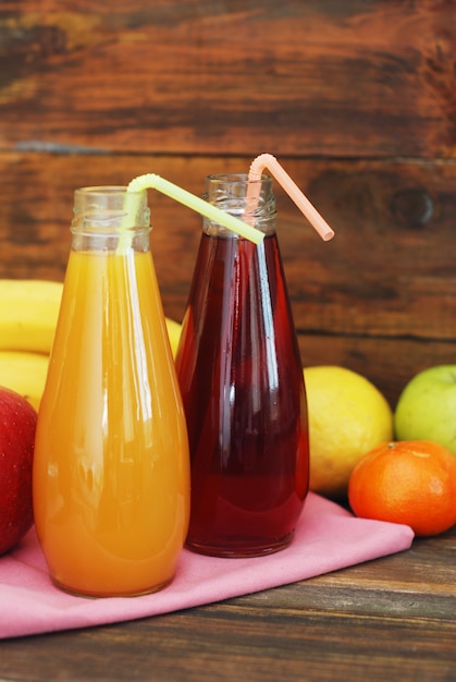 Suco de fruta em garrafas de vidro, bebidas de verão.
