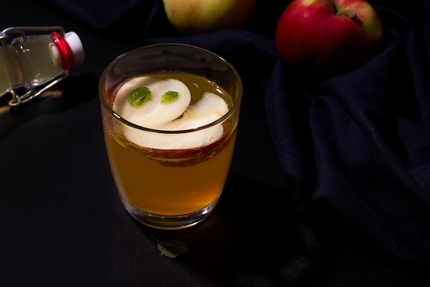 Suco de fruta fermentado feito de maçãs ao lado de ingredientes