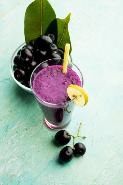 Suco de fruta jamun em um copo, também chamado de ameixa de java, ameixa de jambolan, jambhul, syzygium cumini