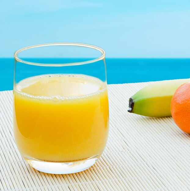 Suco de frutas cítricas e bananas à beira-mar