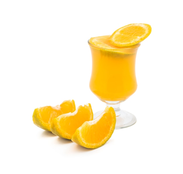 Suco de frutas frescas de laranja e fatias de laranja
