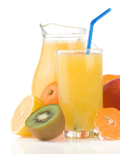 Suco de frutas frescas em vidro e fatias isoladas no fundo branco