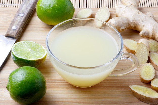 Suco de gengibre limão em copo de vidro antioxidante saudável orgânico e vista superior de desintoxicação