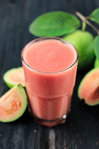 Suco de goiaba no copo, conceito de dieta saudável