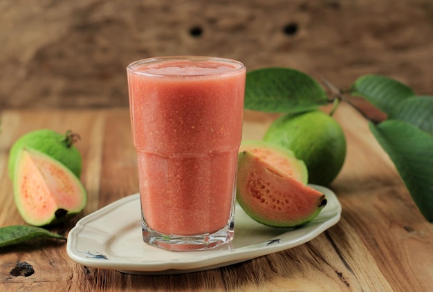 Suco de goiaba vermelha no conceito de dieta saudável de vidro alto