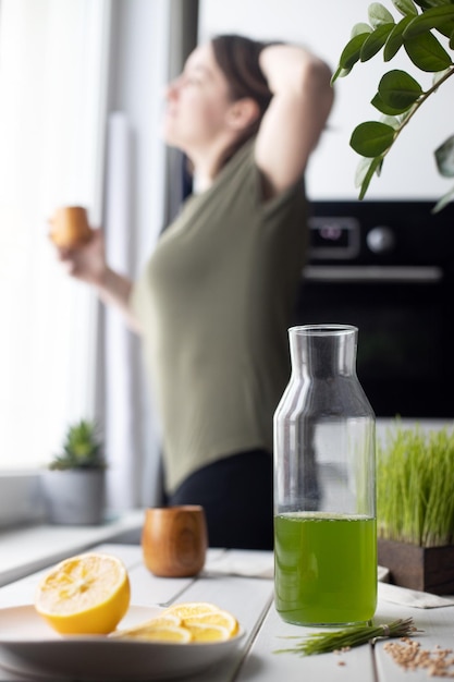 Suco de grama de trigo feito de bebida matinal antioxidante antioxidante de grama fresca e jovem saudável