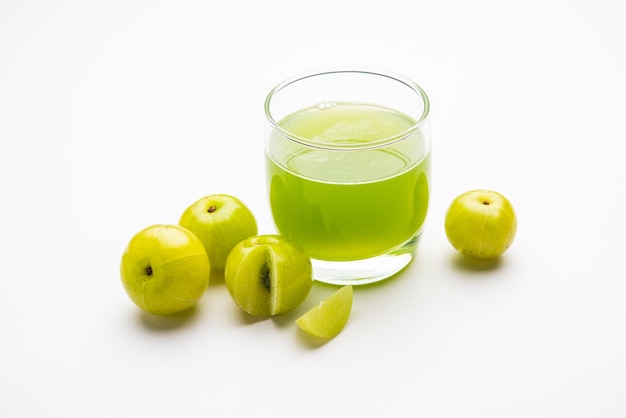 Foto suco de groselha fresca ou de amla ou de phyllanthus emblica ou de avla