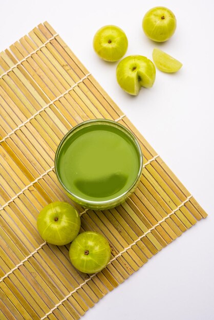 Foto suco de groselha fresca ou de amla ou de phyllanthus emblica ou de avla