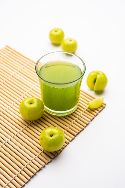 Foto suco de groselha fresca ou de amla ou de phyllanthus emblica ou de avla