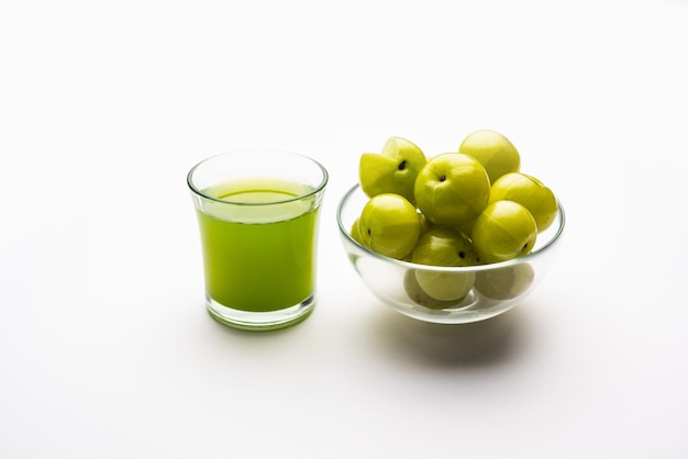 Foto suco de groselha fresca ou de amla ou de phyllanthus emblica ou de avla