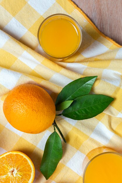 Suco de laranja caseiro de cima na mesa de madeira