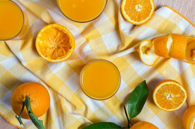 Suco de laranja caseiro de cima na mesa de madeira