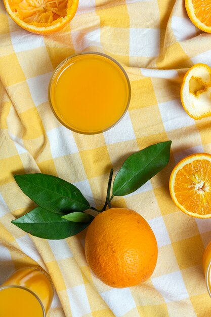 Suco de laranja caseiro de cima na mesa de madeira