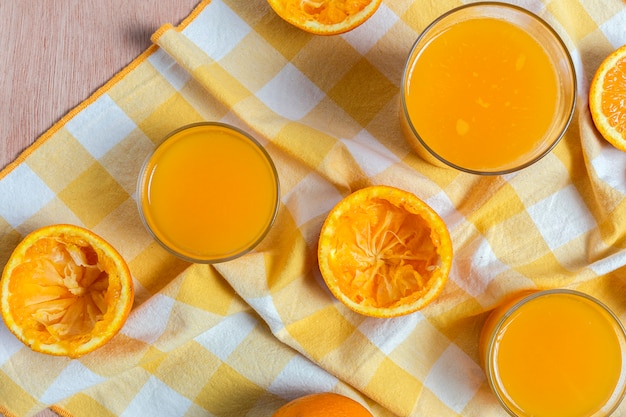 Suco de laranja caseiro de cima na mesa de madeira