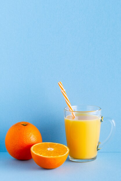 Suco de laranja com canudos closeup