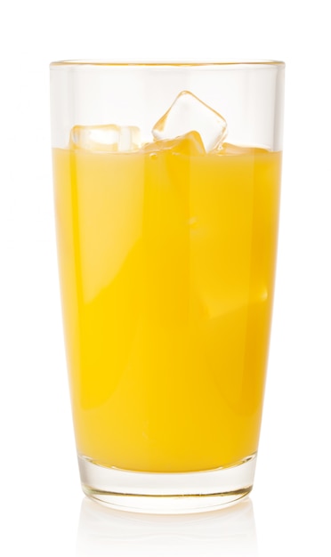 Suco de laranja com cubos de gelo