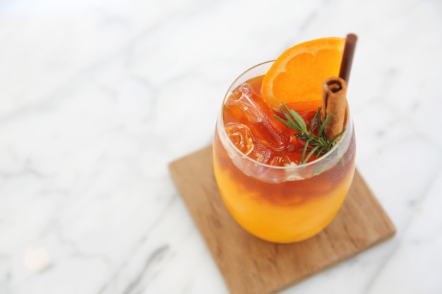 Suco de laranja com gelo em coffeeshop branco