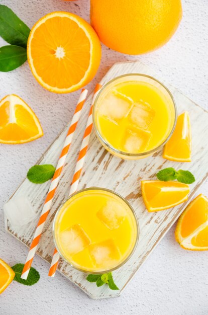 Suco de laranja com gelo em um copo