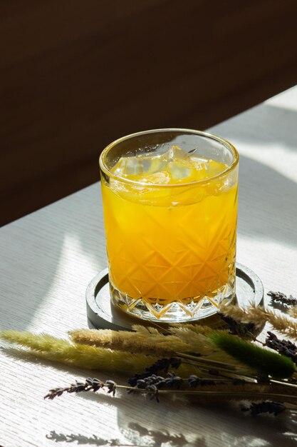 Suco de laranja com gelo no copo