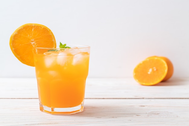 Suco de laranja com gelo