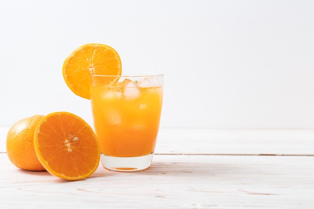suco de laranja com gelo