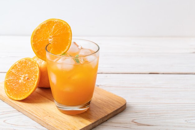 Suco de laranja com gelo