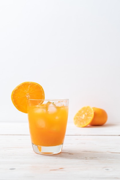 suco de laranja com gelo