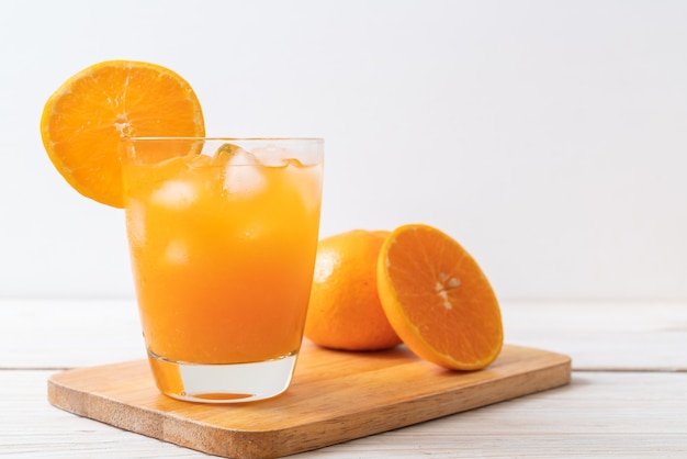 Suco de laranja com gelo