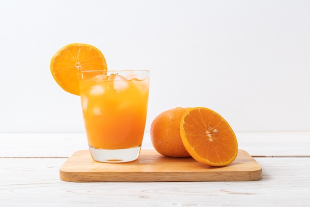 Suco de laranja com gelo